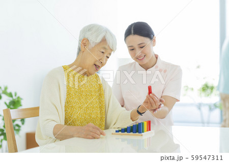 シニア女性 リハビリ 59547311