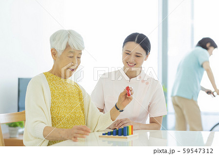 シニア女性 リハビリ 59547312
