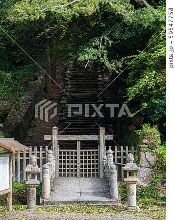 対馬 万松院の参道に続く門の風景 10月 対馬 万松院の参道に続く門の風景 10月 59547758