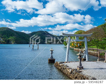 対馬　秋晴れの青空と海へと続く和多都美神社の鳥居たち　人の映り込みなし 59548287