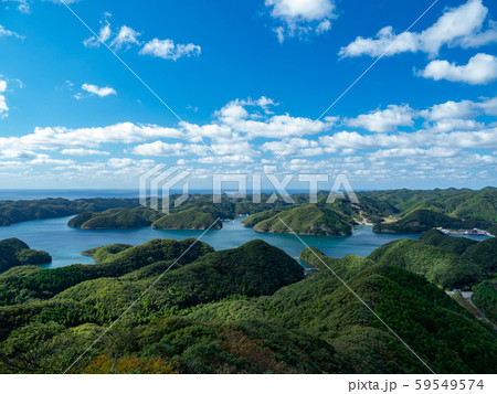 対馬 秋晴れの烏帽子岳山頂からの風景 ※水平線上に韓国の山並みが写っています 対馬 秋晴れの烏帽子岳山頂からの風景 ※水平線上に韓国の山並みが写っています 59549574