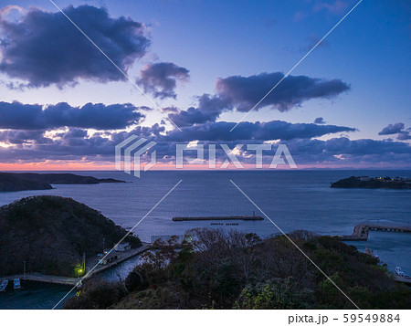 対馬の韓国展望台からの風景　鰐浦と海栗島越しの韓国　10月　※韓国の山並みが写っています 59549884