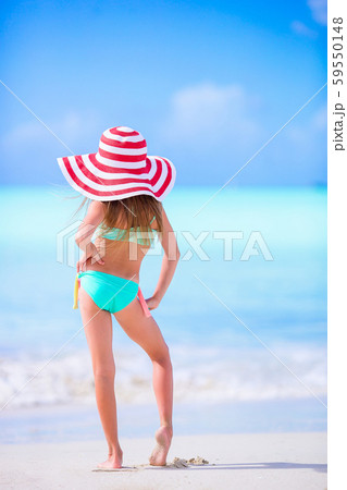 Adorable little girl in big hat on the beach Adorable little girl in big hat on the beach 59550148