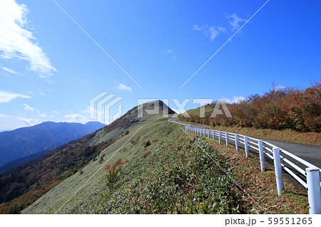 町道瓶ヶ森線 秋（UFOライン 自念子ノ頭） の写真素材 [59551265] - PIXTA
