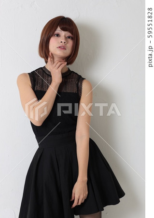 黒服の女性の写真素材 [59551828] PIXTA