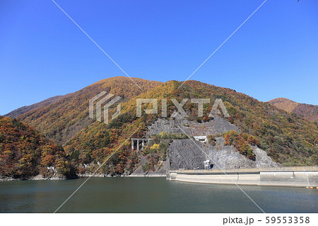 水殿ダム ダム湖の紅葉 水殿ダム ダム湖の紅葉 59553358