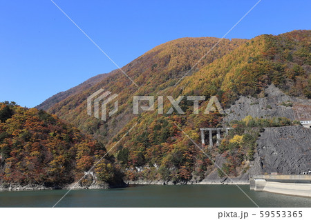 水殿ダム ダム湖の紅葉 59553365