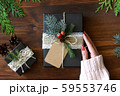 ナチュラルデザインの包装　クリスマスギフトラッピングと赤いマニキュアの女性の手 59553746