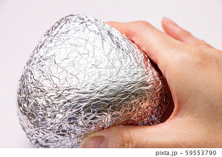 アルミホイルに包まれたおにぎり。 59553790