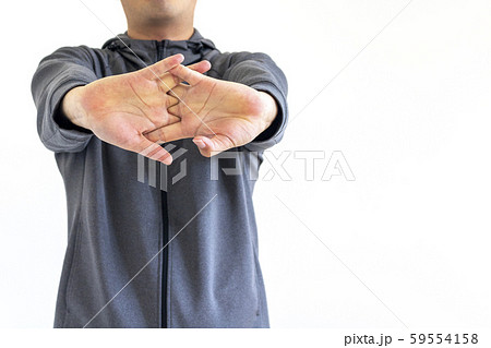 ストレッチしている灰色のジャージを着た男性 ストレッチしている灰色のジャージを着た男性 59554158