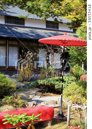 日本家屋の庭園にある茶屋の野天傘 日本家屋の庭園にある茶屋の野天傘 59555418