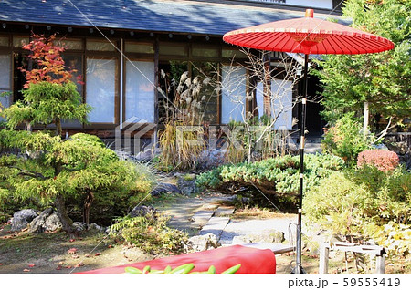 日本家屋の庭園にある茶屋の野天傘 日本家屋の庭園にある茶屋の野天傘 59555419