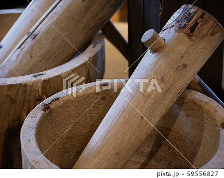 風景自然道具風物写真　岩手の正月行事　正月の風物詩　臼と杵　うすときね　 59556827
