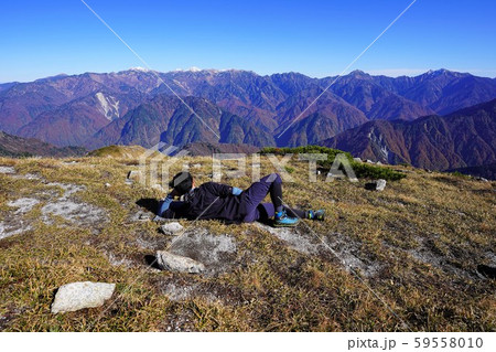 毛勝山頂で寝転ぶ登山者 毛勝山頂で寝転ぶ登山者 59558010