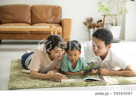 親子で読書 リビングルーム 親子で読書 リビングルーム 59563097