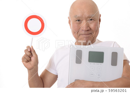 シニアに体重計と丸バツ印 シニアに体重計と丸バツ印 59563201