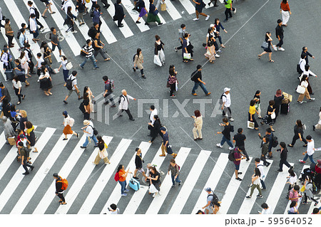 渋谷交差点を歩く人々 59564052