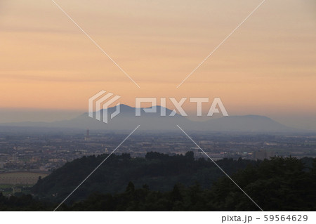 夕刻の弥彦山 59564629