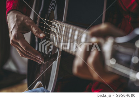 ギターを弾く女性の手元 59564680