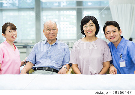 医療従事者とシニア 59566447