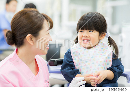 歯科衛生士さんと子供 歯科衛生士さんと子供 59566469