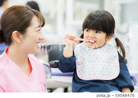 歯科衛生士さんと子供 59566470