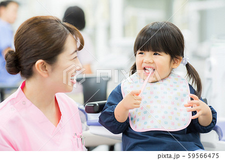 歯科衛生士さんと子供 59566475