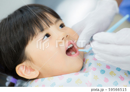 歯科衛生士さんと子供 59566515