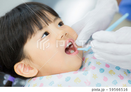 歯科衛生士さんと子供 59566516