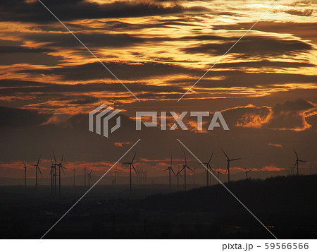 スロバキアのブラチスラヴァ城からのオーストリアのブルゲンラント州風力発電所 59566566