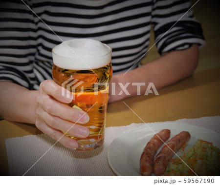 ビールを飲んでいる女性 ビールを飲んでいる女性 59567190