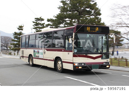 渡月橋を行く京都バス 59567191