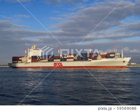 大阪港に朝日を浴びて入港するコンテナ船 59569086