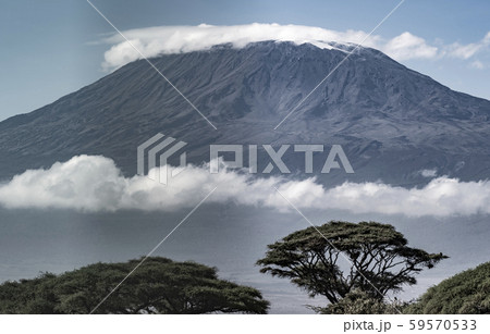 雲がかかったキリマンジャロ 59570533