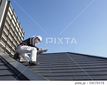 屋根を点検する屋根診断士 59570578