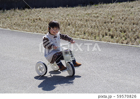 白い三輪車の女の子 白い三輪車の女の子 59570826