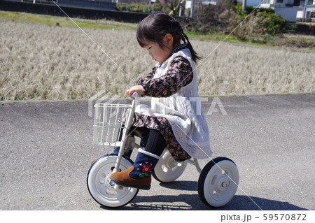 白い三輪車の女の子 59570872