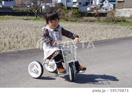 白い三輪車の女の子 白い三輪車の女の子 59570873