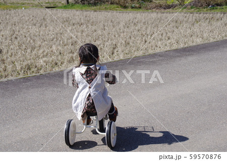 白い三輪車の女の子 白い三輪車の女の子 59570876