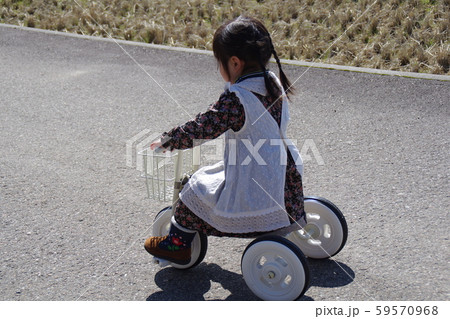 白い三輪車の女の子 白い三輪車の女の子 59570968