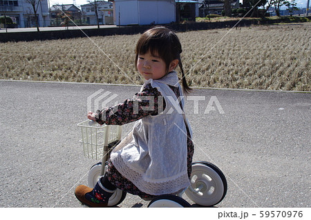 白い三輪車の女の子 白い三輪車の女の子 59570976