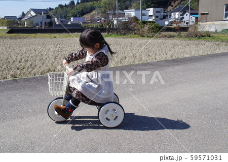 白い三輪車の女の子 白い三輪車の女の子 59571031