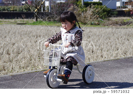 白い三輪車の女の子 白い三輪車の女の子 59571032
