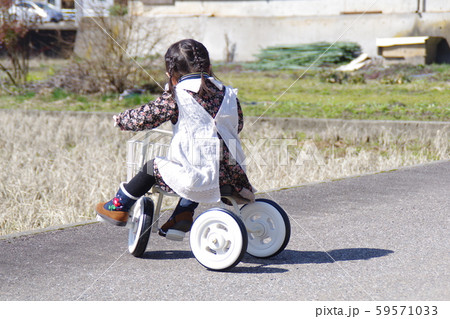 白い三輪車の女の子 59571033