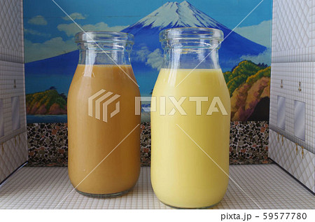 フルーツ牛乳とコーヒー牛乳銭湯イメージの写真素材