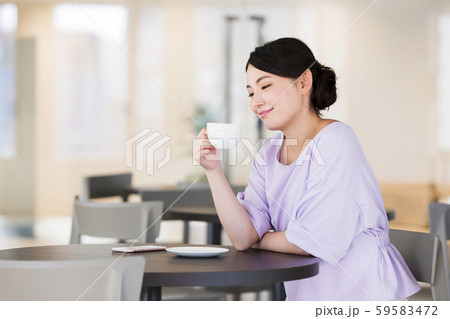 カフェ　女性　ビジネス　若い女性　ティータイム 59583472