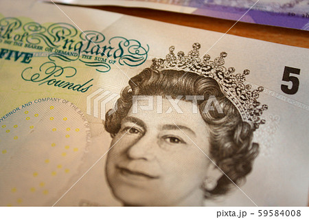 british queen on 5 british pounds-bank note 59584008
