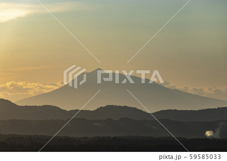 晩秋に霞む岩木山 夕景01(青森市から望む) 晩秋に霞む岩木山 夕景01(青森市から望む) 59585033