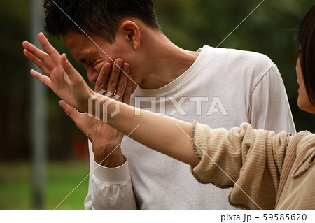 女性にビンタされる男性 59585620