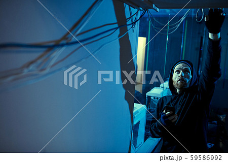 Gangster cutting the wires 59586992